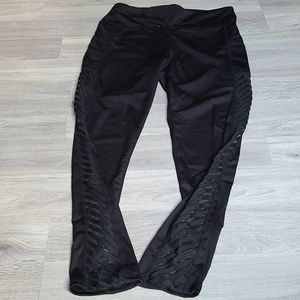 Leggings with pocket and lace like design on side